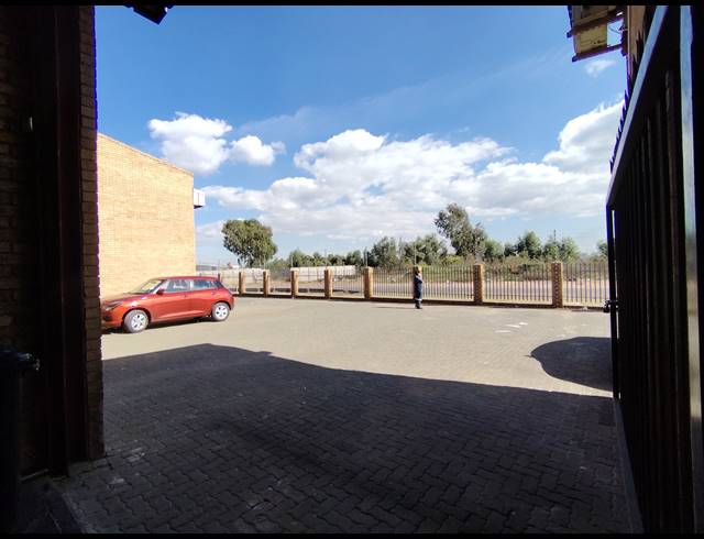 240M² WAREHOUSE TO LET IN DRIEHOEK